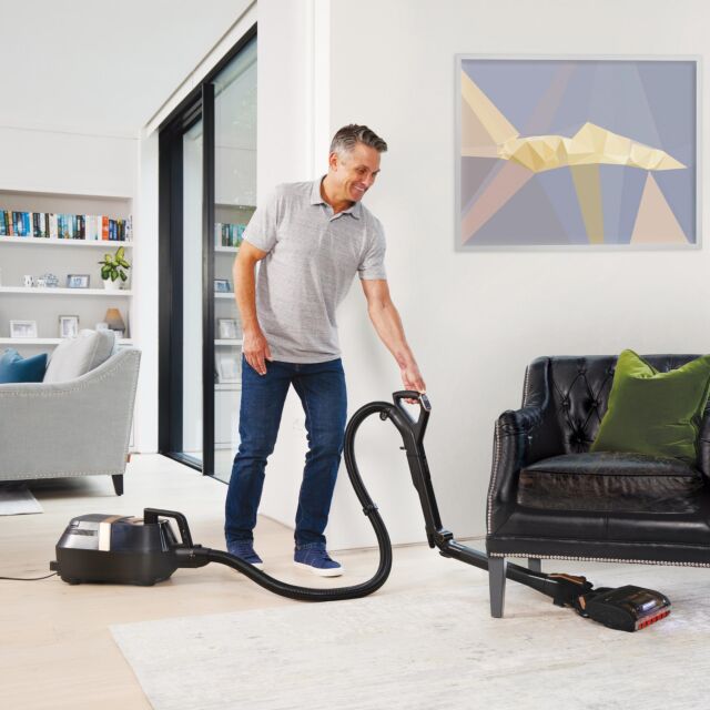 Shark CZ500UKT  Bagless Cylinder Vacuum Cleaner With Dynamic Technology Anti Hair Wrap + Duoclean Pet Model Black / Copper
