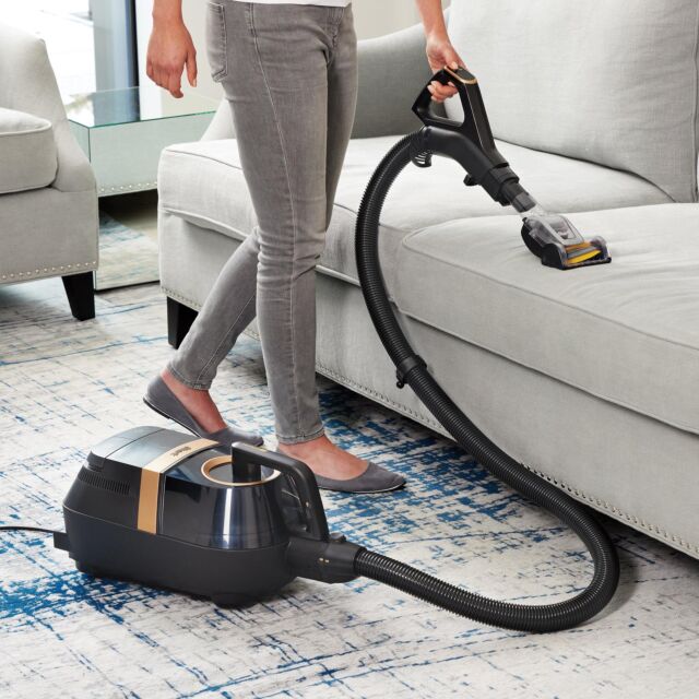 Shark CZ500UKT  Bagless Cylinder Vacuum Cleaner With Dynamic Technology Anti Hair Wrap + Duoclean Pet Model Black / Copper