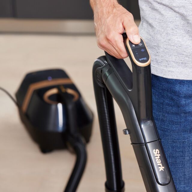 Shark CZ500UKT  Bagless Cylinder Vacuum Cleaner With Dynamic Technology Anti Hair Wrap + Duoclean Pet Model Black / Copper